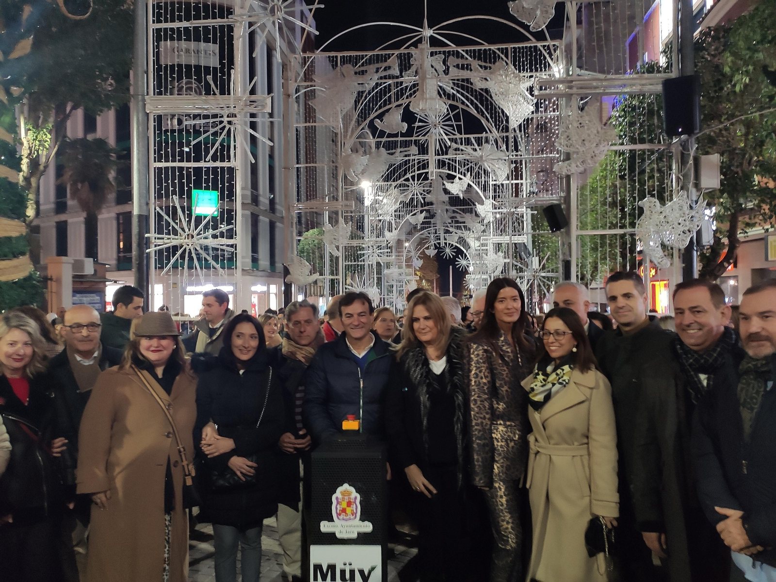 Los jiennenses disfrutan del encendido de 'La Catedral de la Navidad' con Rosa Copado como pregonera
