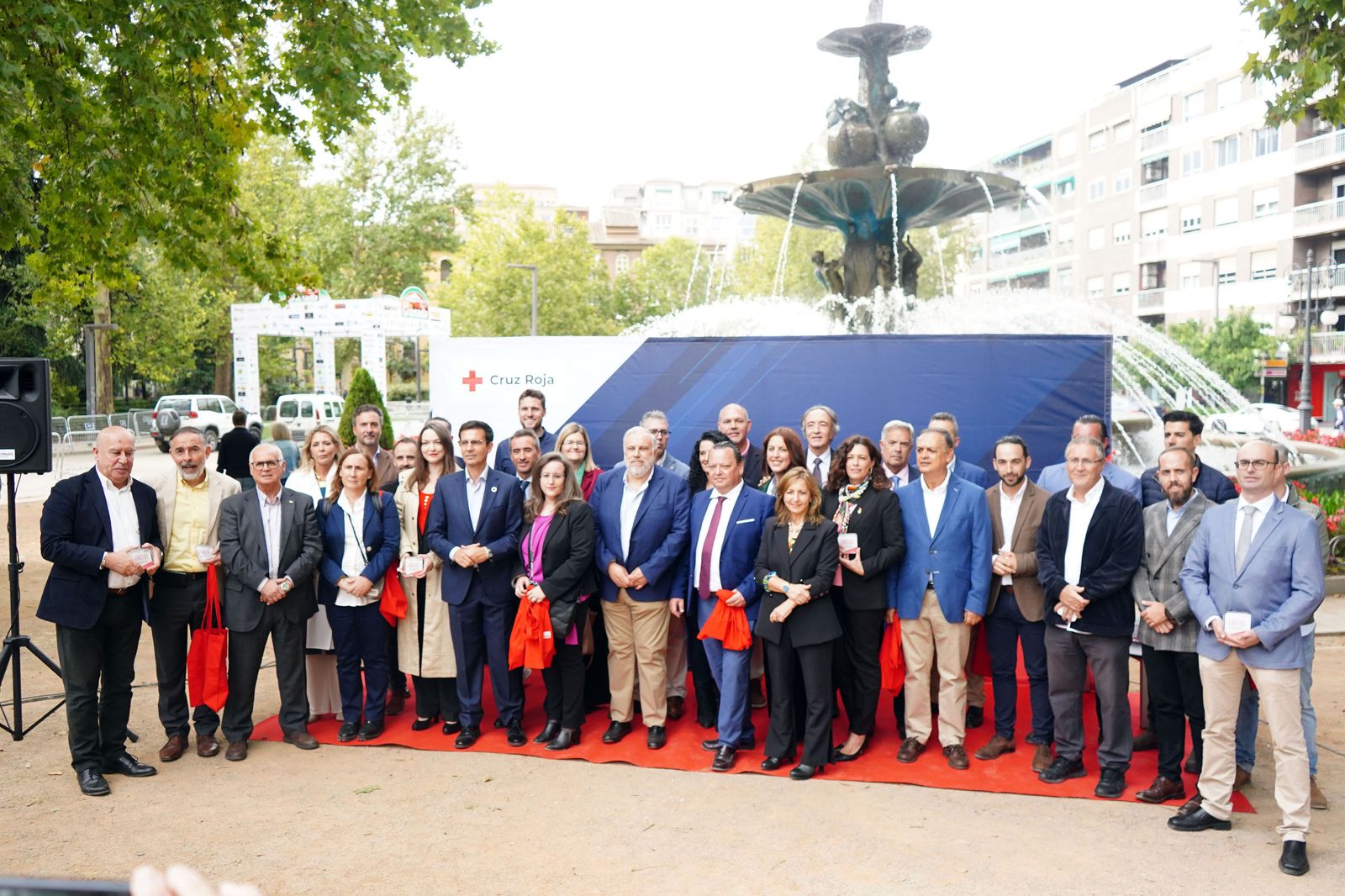 Las autoridades, empresas y colaboradores en una foto de familia ayer en el Paseo del Salón.