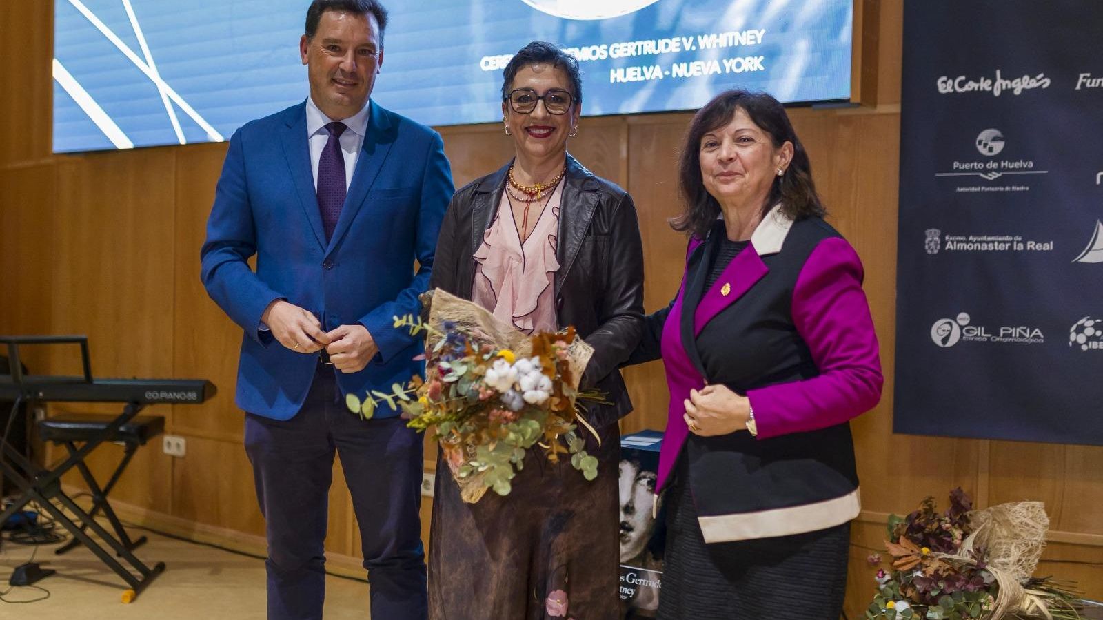 La doctora Elena Uceda con el premio Gertrude Vanderbilt Whitney, acompañada por Alberto Santana y Mercedes Ramblado.