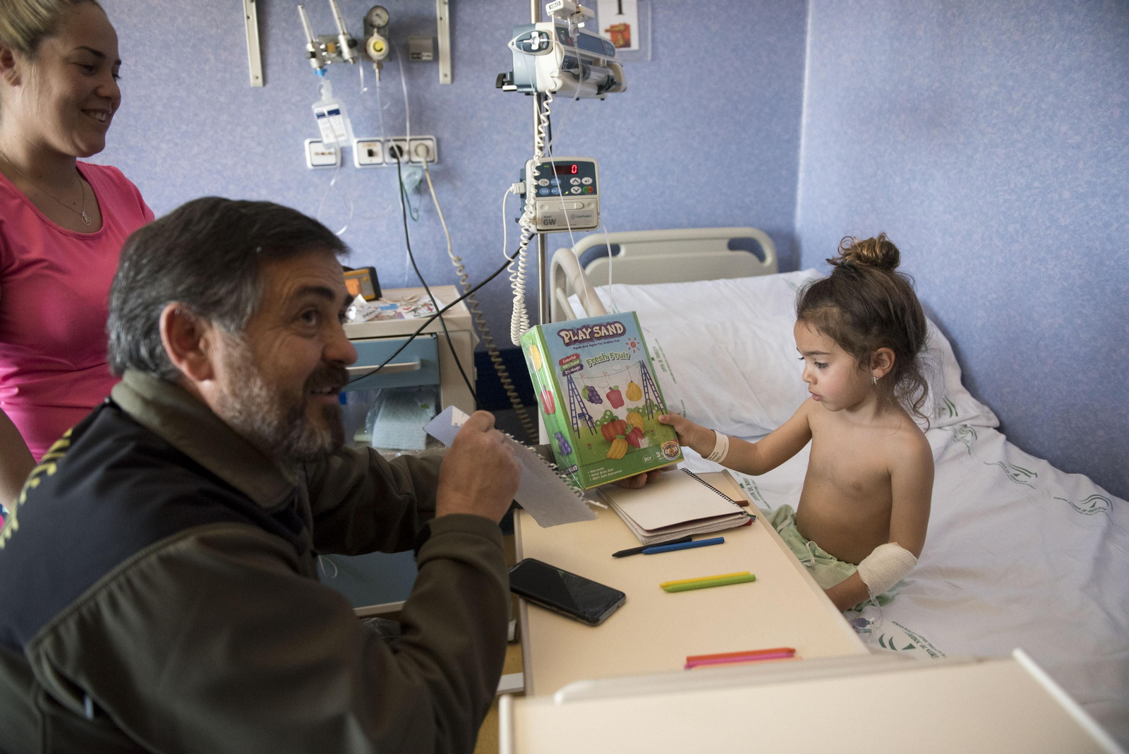 Las Fuerzas de Seguridad visitan a los menores ingresados en el Hospital Materno Infantil
