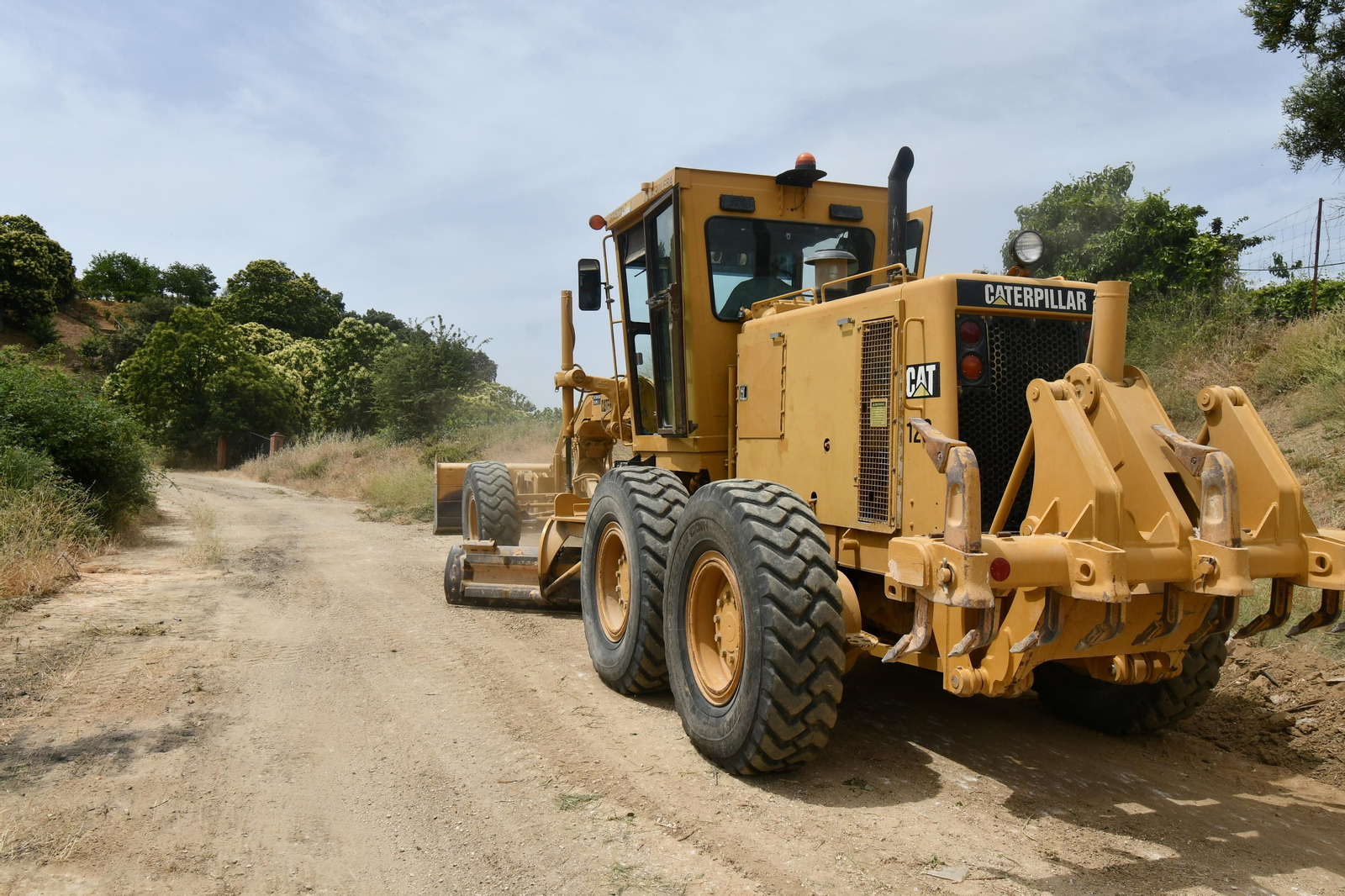 Trabajados de mejora de los caminos de Cartajima.