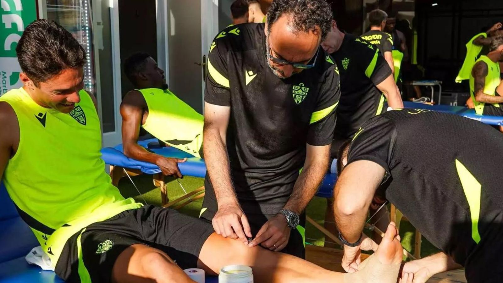 Sebastián Giménez, galeno rojiblanco, tratando a Sergio Arribas durante el stage