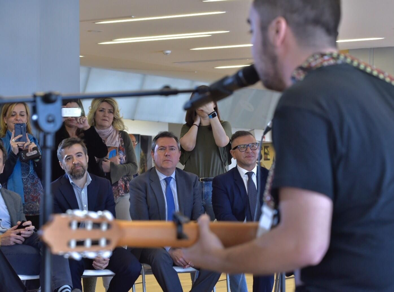 Actuación del artista Beret, con al alcalde de fondo, durante la presentación de la gala de los premios europeos de la MTV.