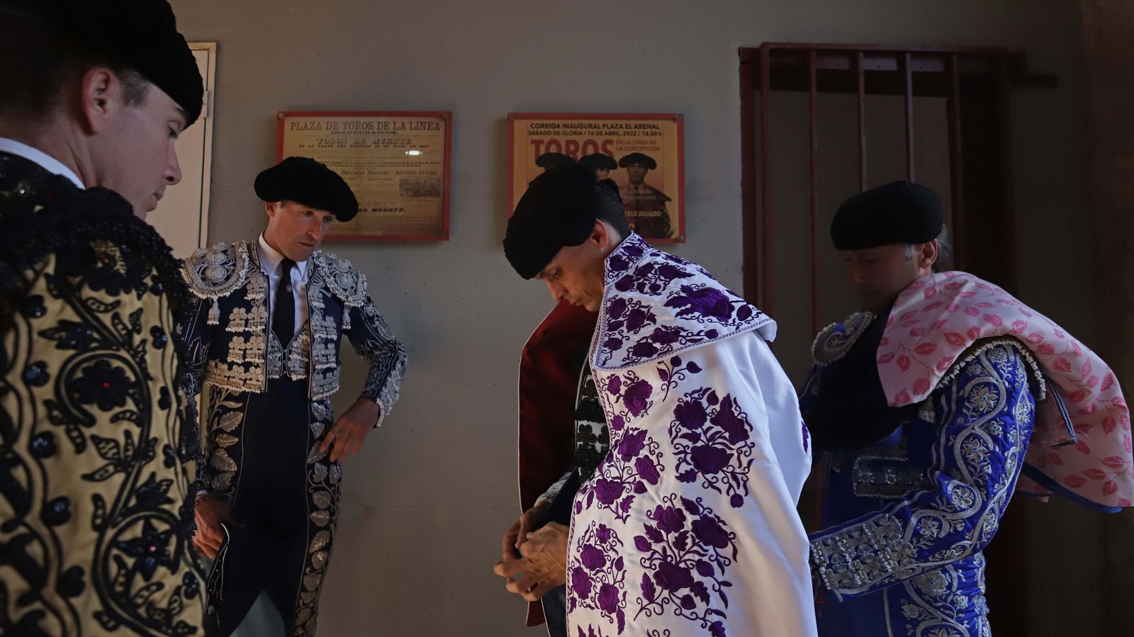 Fotos de la corrida del viernes de la Feria de La Línea: Curro Díaz, Manuel Escribano y David Galván