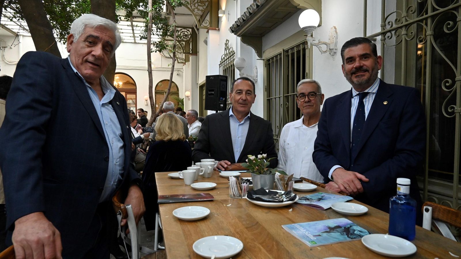 Miembros de la hermandad del Calvario con Javier del Barrio y Pedro Marín. Miembros de la hermandad del Calvario con Javier del Barrio y Pedro Marín.