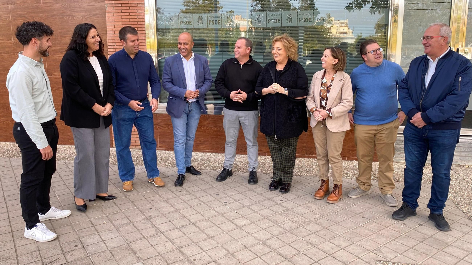Alcaldes, alcaldesas y portavoces del PSOE, ante la sede del partido