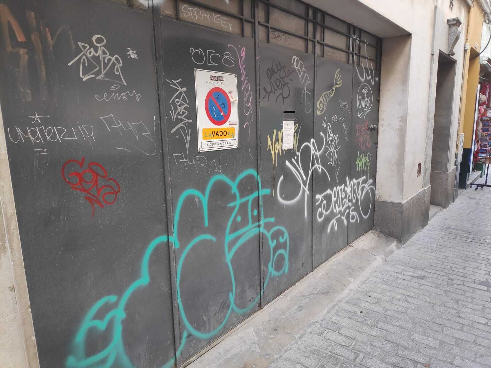 El PP denuncia la "degradación de un casco histórico, inundado de pintadas"