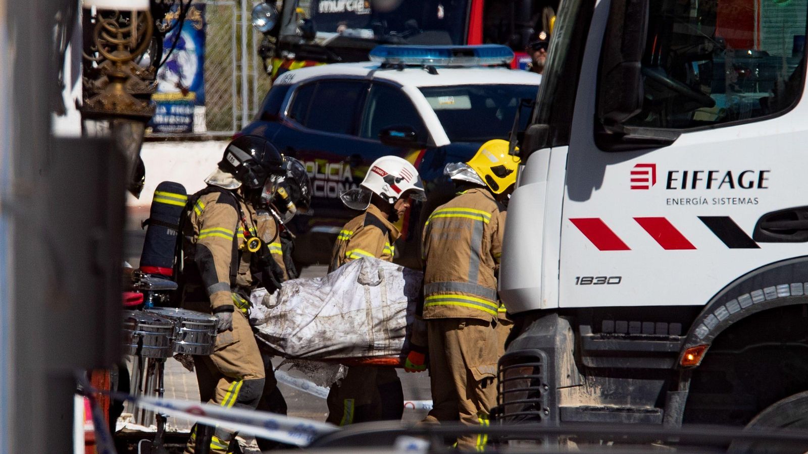 Los bomberos sacan el cuerpo de uno de los fallecidos en el incendio de la discoteca de Murcia
