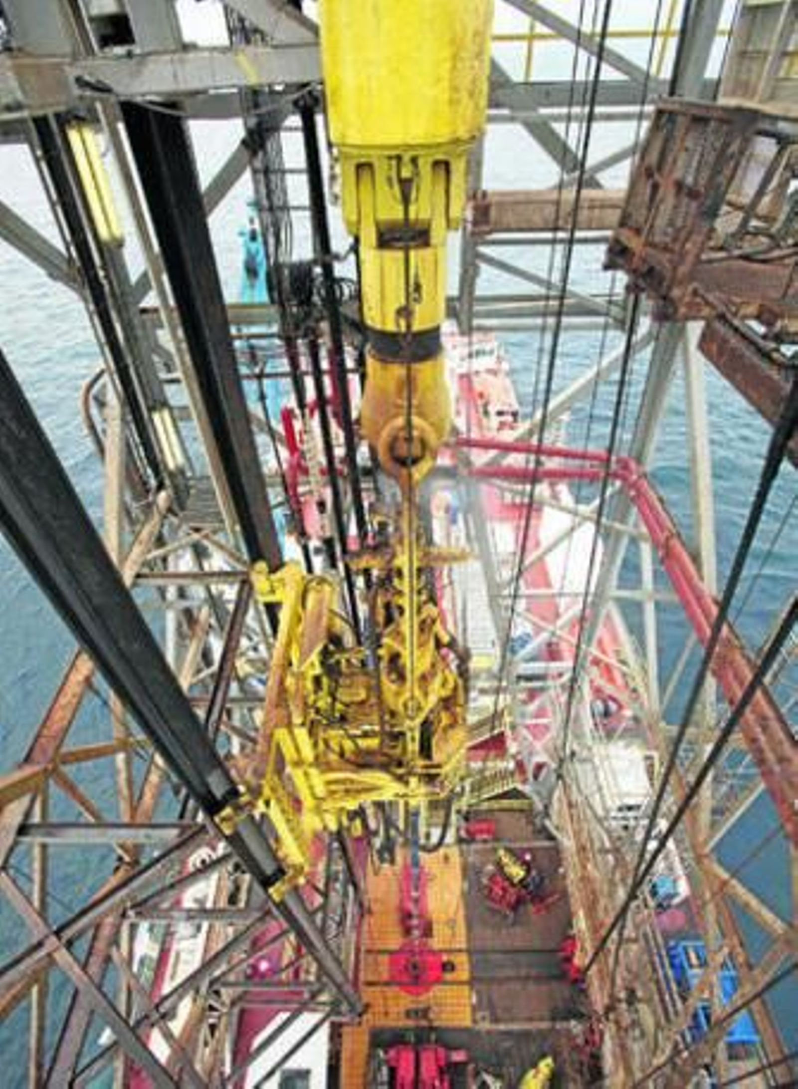 La torre de perforación del buque 'Joides Resolution', durante su expedición en aguas del Atlántico.
