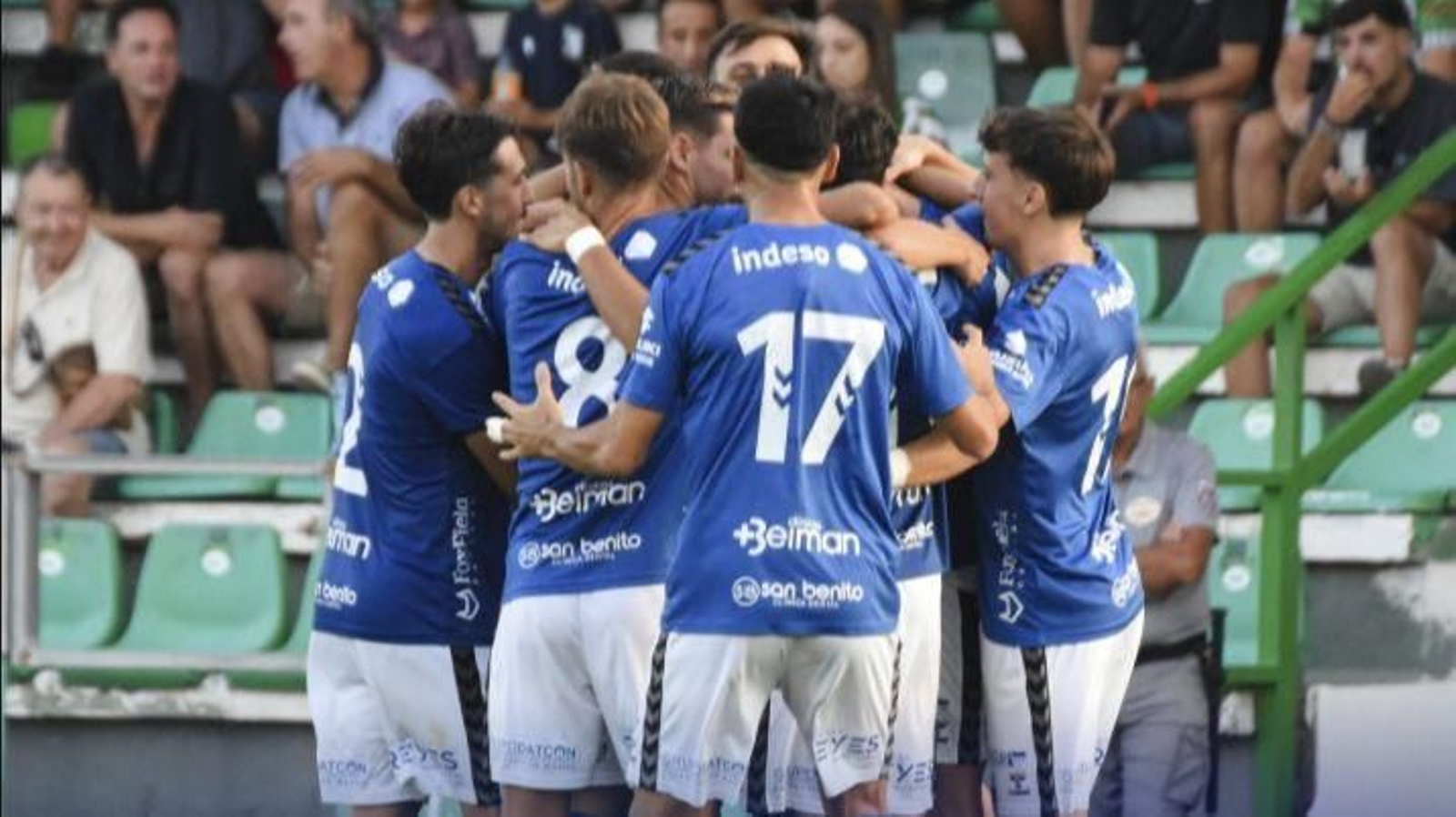 Los jugadores del Xerez DFC celebran uno de sus goles al Sanlqueño.