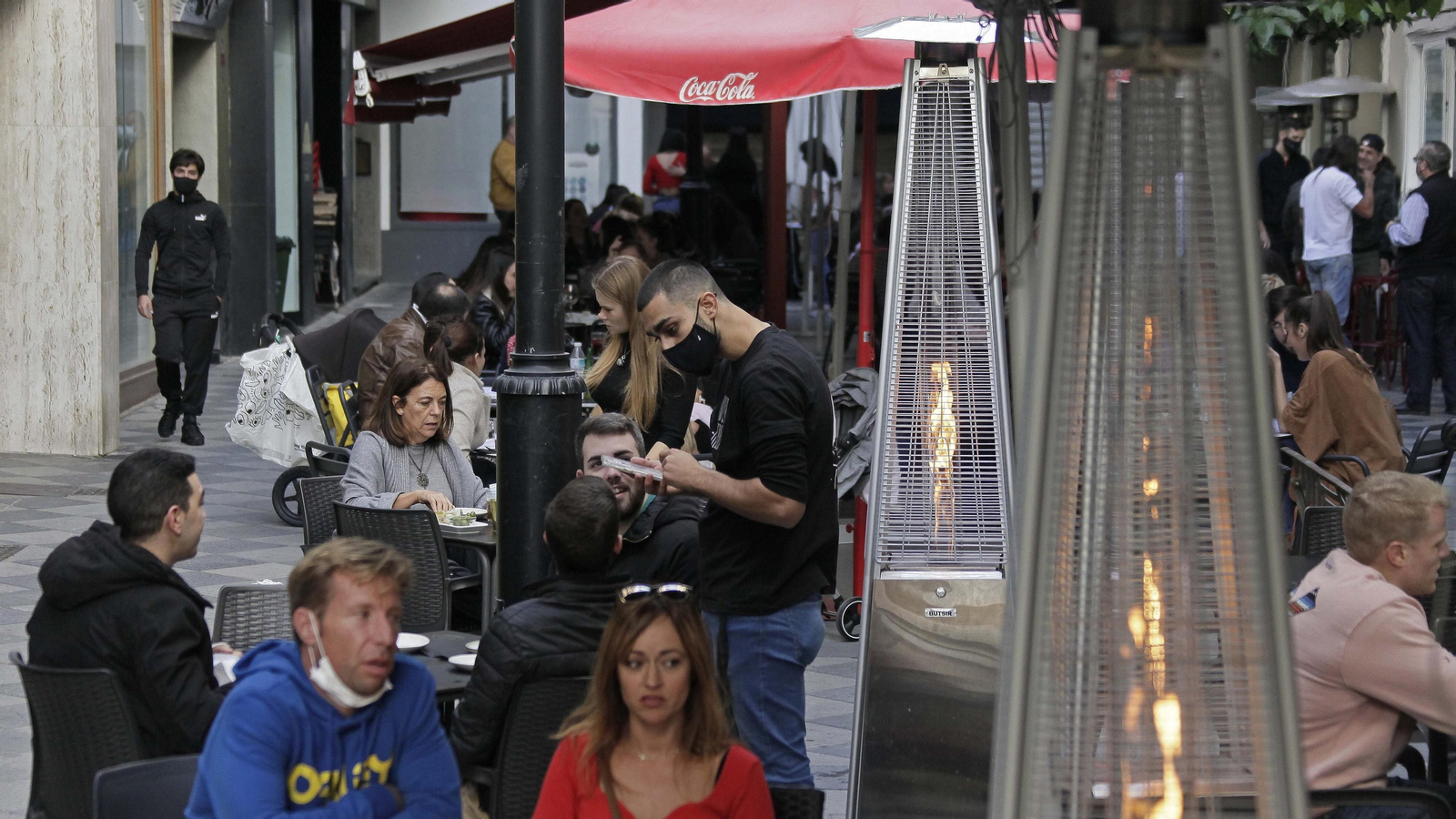 Ambiente en los bares y restaurantes de Algeciras en el fin de semana