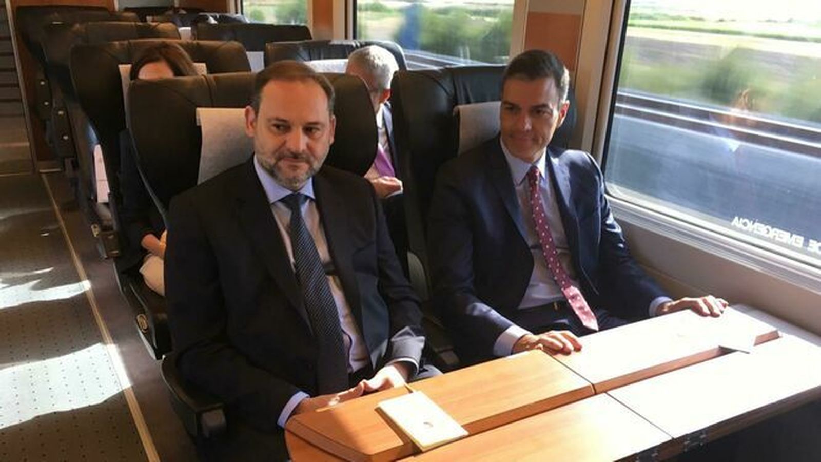 Pedro Sánchez y José Luis Ábalos, en el viaje inaugural.