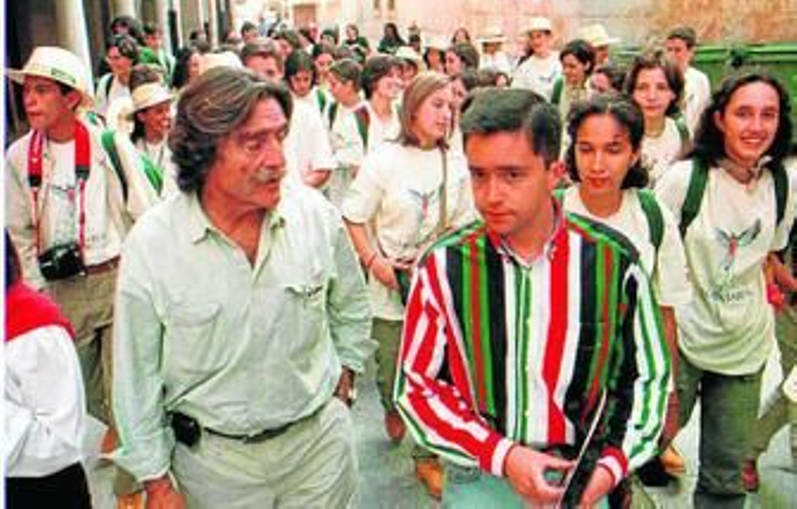 1. Miguel de la Quadra-Salcedo. con jóvenes de la Ruta Quetzal 1997 2. En una competición de martillo a finales de los 50.  3. Con el Rey, en su última aparición. 4. En el concurso 'A la caza del tesoro'. 5. En un reportaje en India. 6. Junto al realizador Carlos Pecker.
