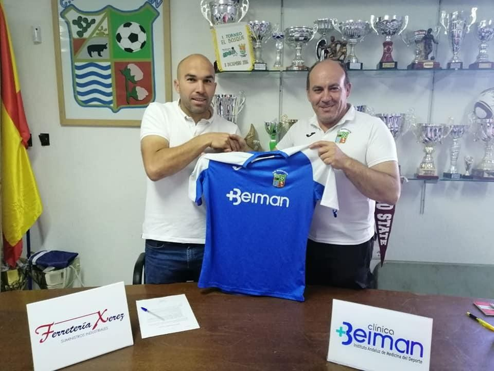 Diego Galiano, nuevo entrenador del Guadalcacín, con José Antonio Ramírez, vicepresidente.