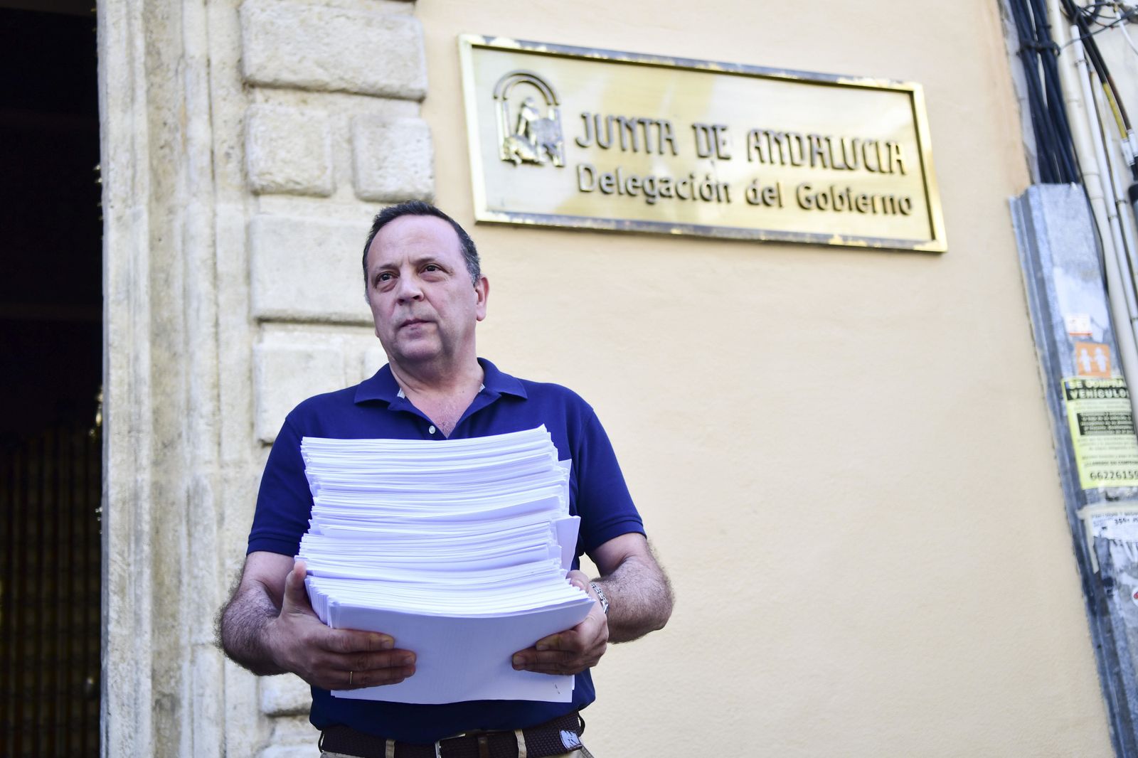 El Presidente de Facua Córdoba, Francisco Martínez ante la Delegación del Gobierno.