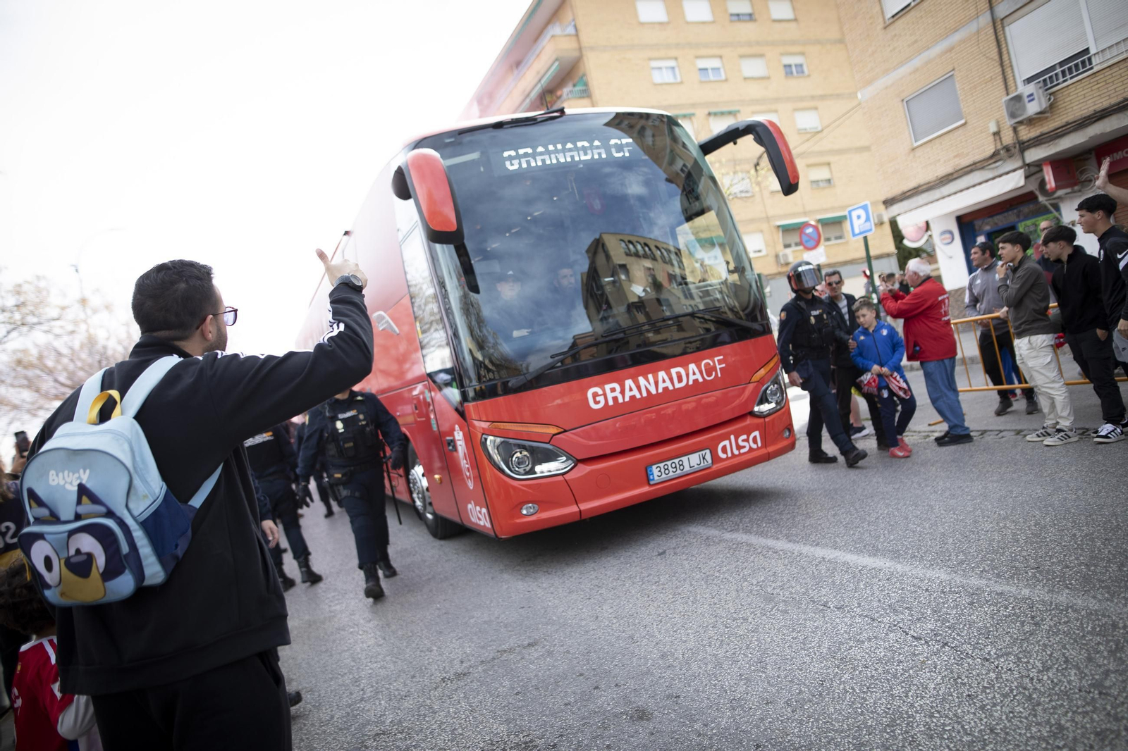 Encuéntrate en el recibimiento al Granada y la grada de Los Cármenes