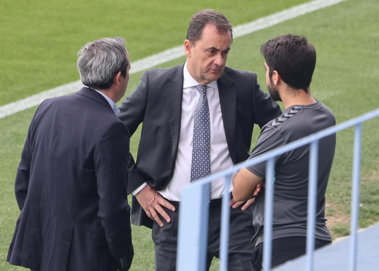 El administrador judicial y Kike Pérez hablan con el médico