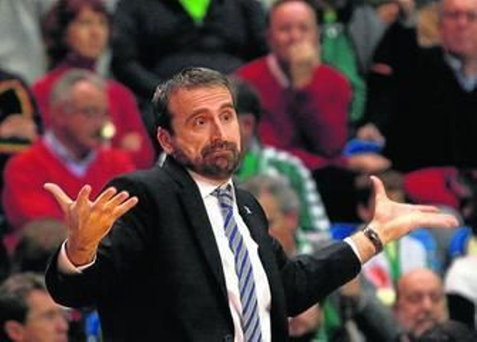 Joan Plaza se dirige a uno de sus jugadores durante un partido.