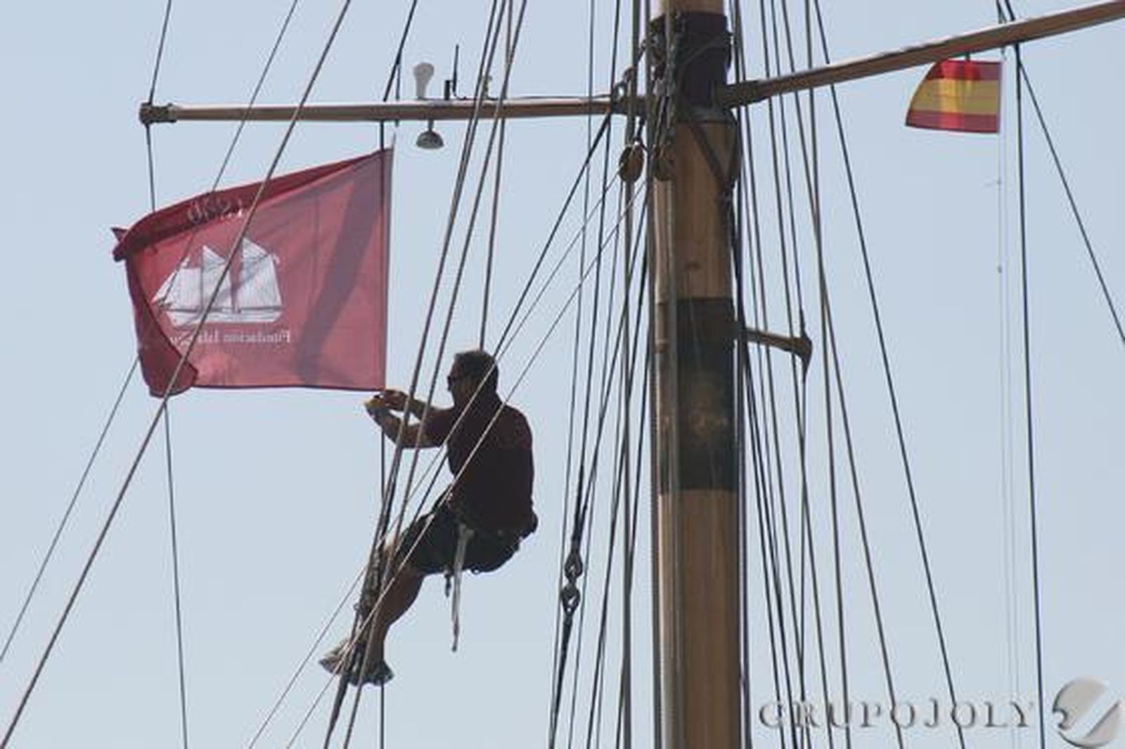 Imagen de uno de los técnicos de vela de una de las embarcaciones

Foto: J.D. Corzo