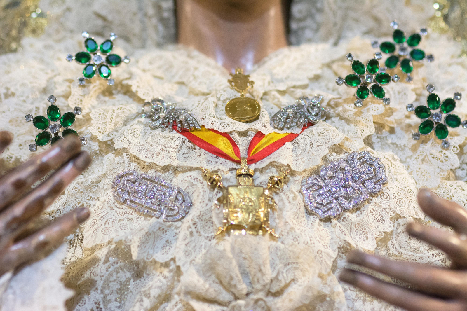 La Esperanza recibe la veneración de Sevilla en la Macarena