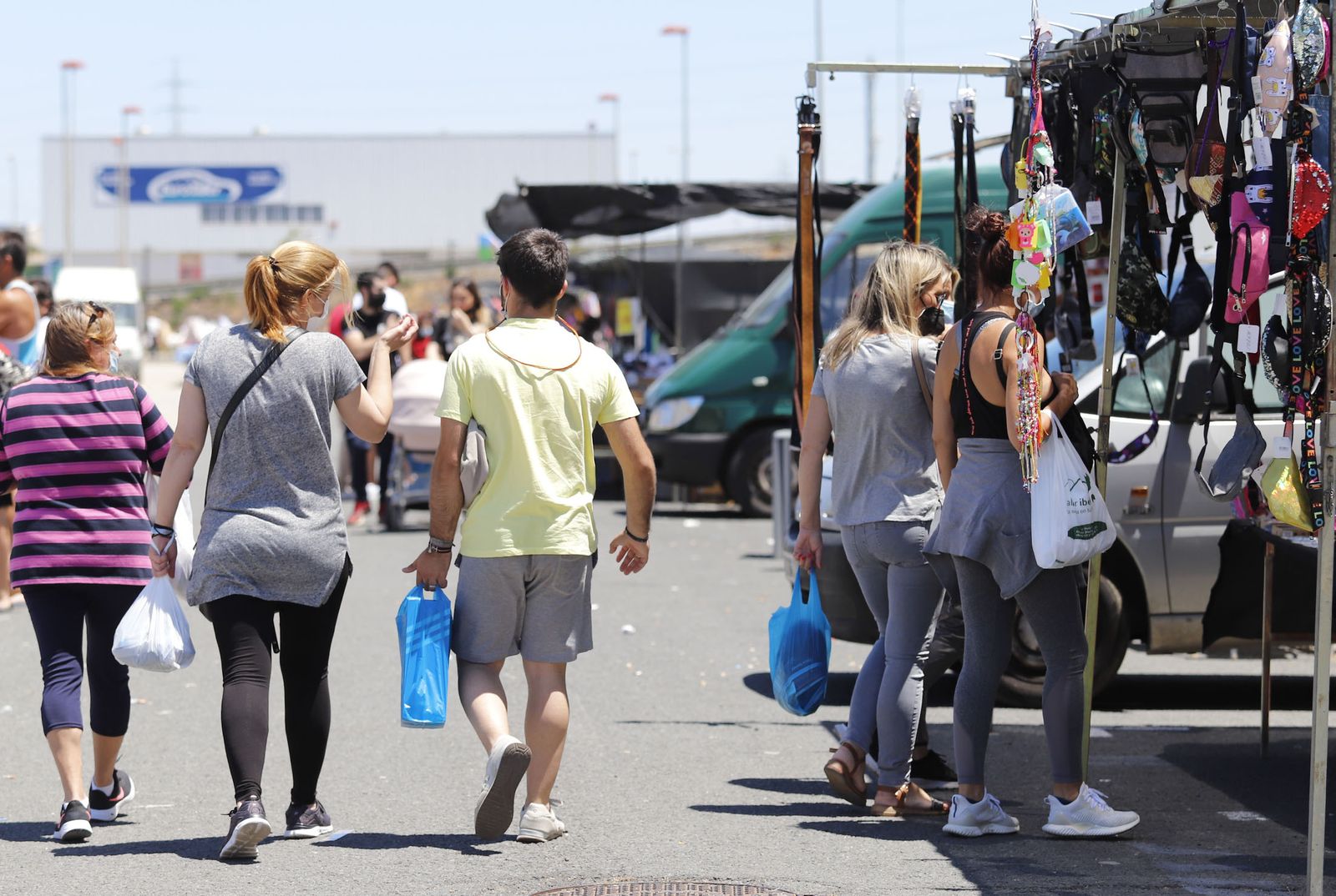 Imágenes del Mercadillo de Huelva en su nueva ubicación