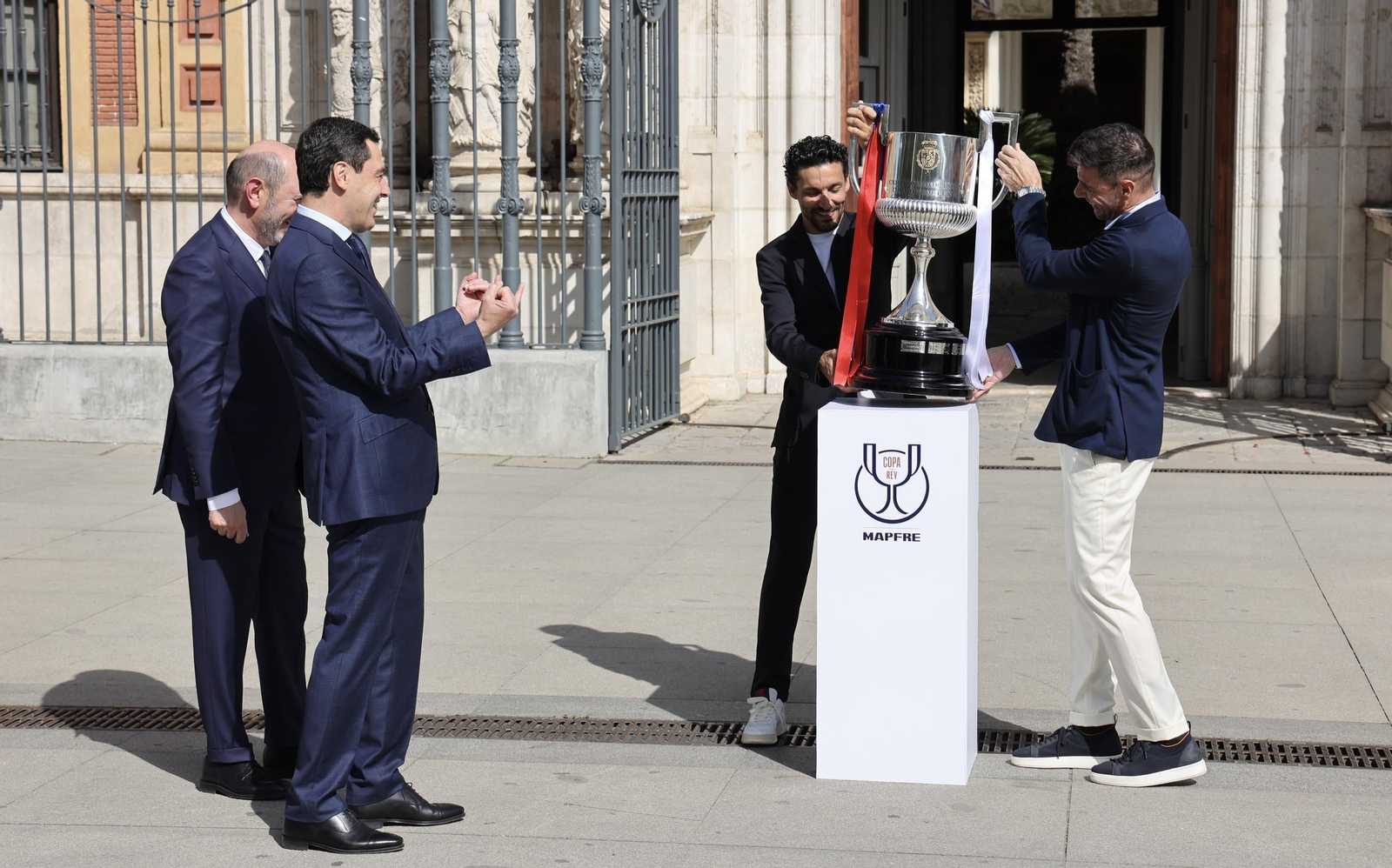 El presidente de la Junta de Andalucía recibe la Copa del Rey e inaugura la exposición "Los reyes de la Copa"