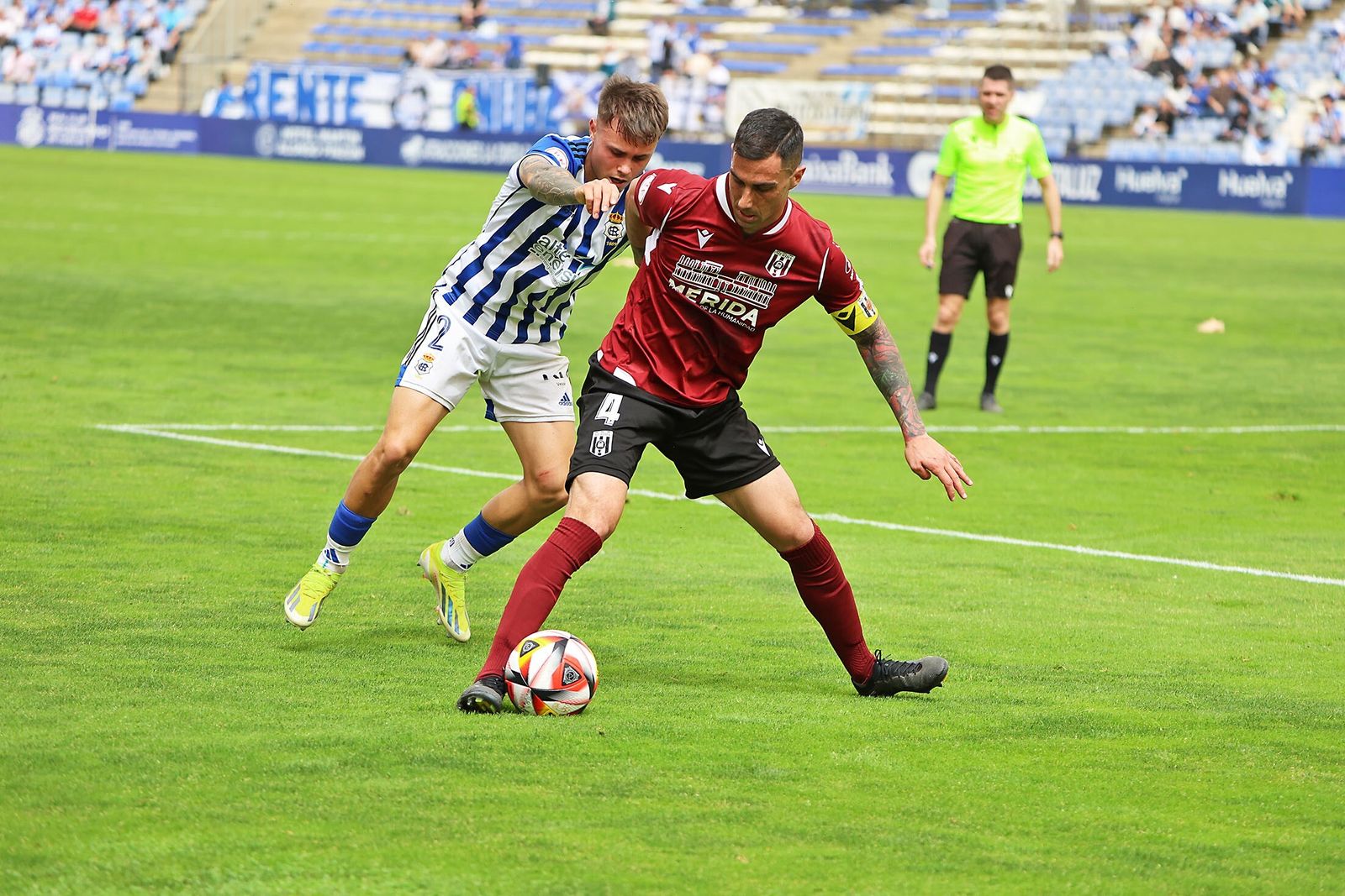 Disputa por un balón entre Bonaque y Sergio Díez.