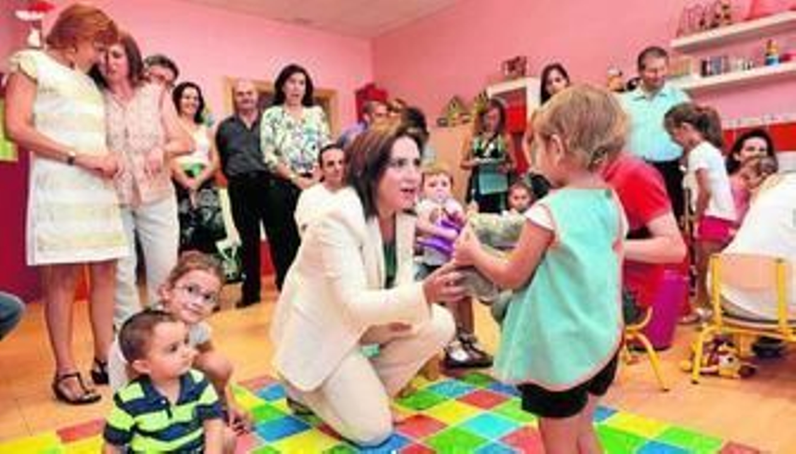 Sandra García y Ana Gámez visitaron una escuela conveniada con la Junta en el primer día del curso 2014/2015.