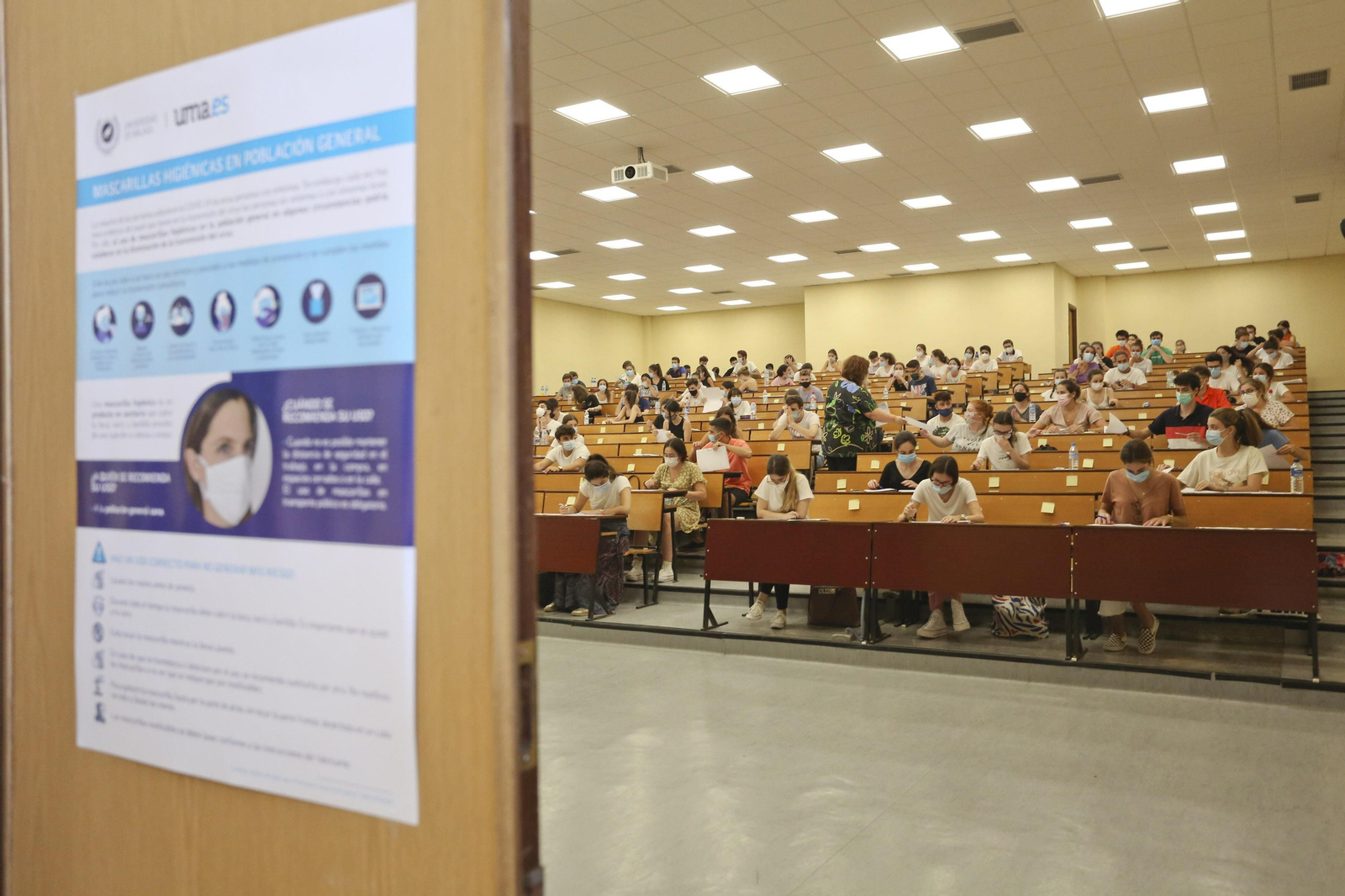 Un cartel explica el protocolo a la entrada de un aula donde realizaban el examen el pasado julio.