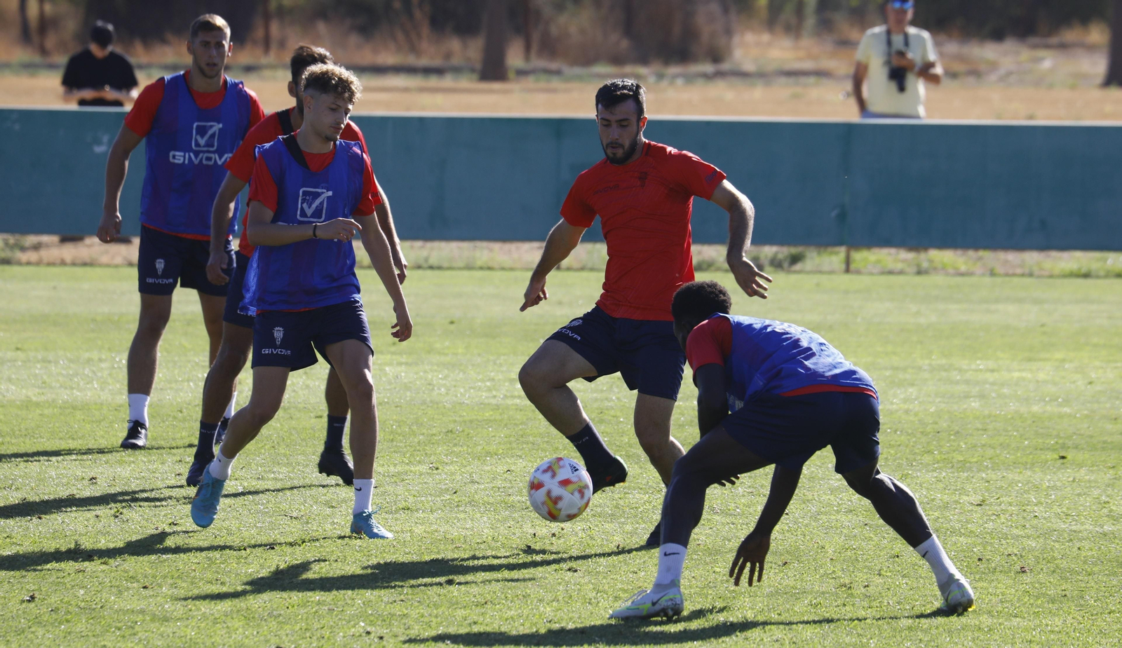 Puga es presionado por Diarra y Simo.