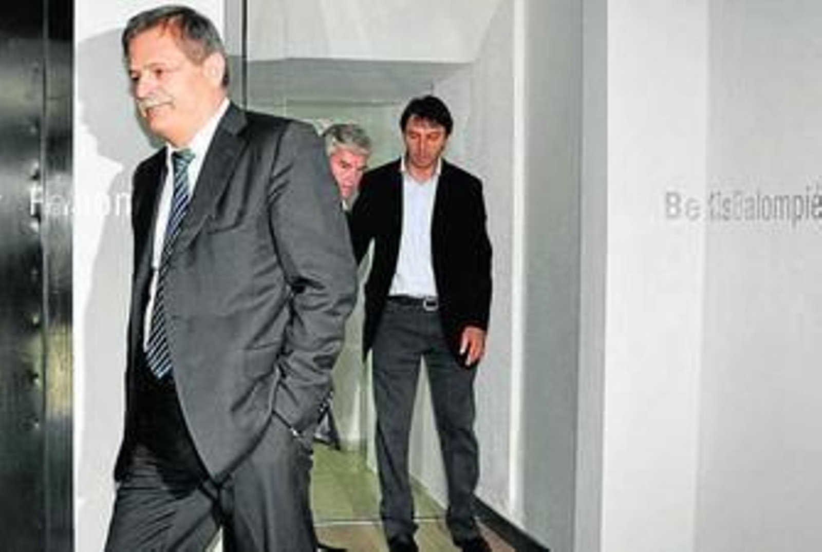 Bosch, Guillén y Stosic salen de la zona de vestuarios.