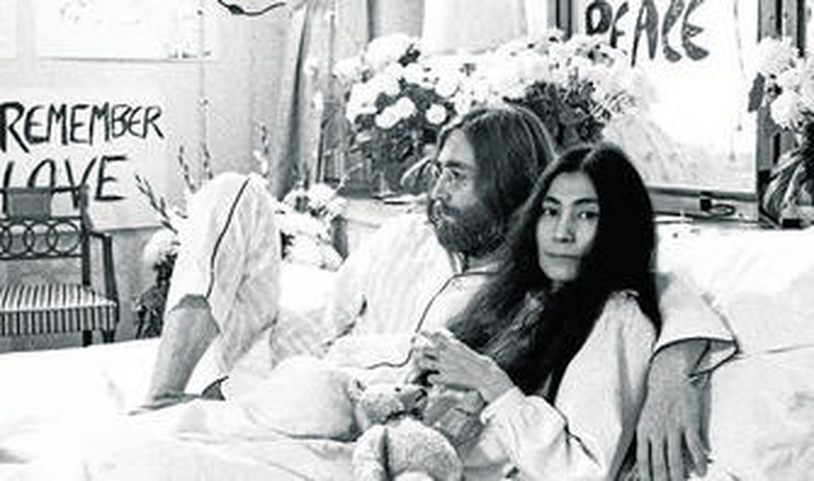 John Lennon y Yoko Ono, en la cama en Montreal.