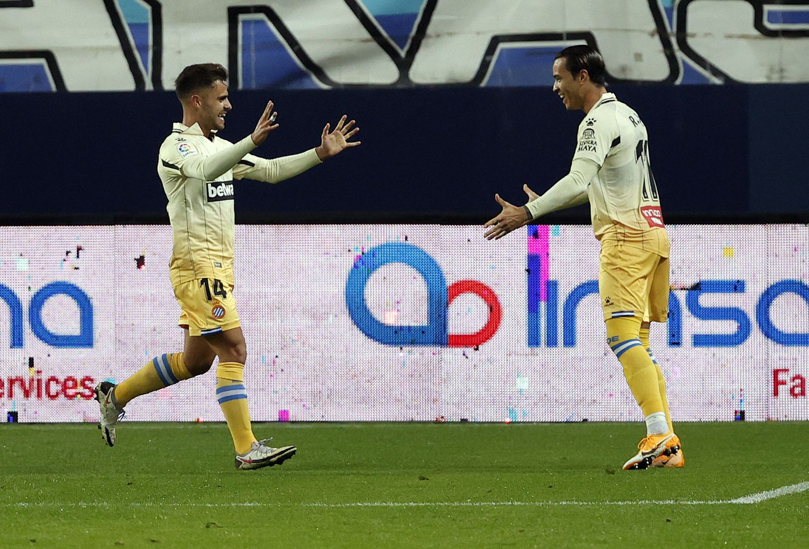 Raúl de Tomás celebra un gol en La Rosaleda.