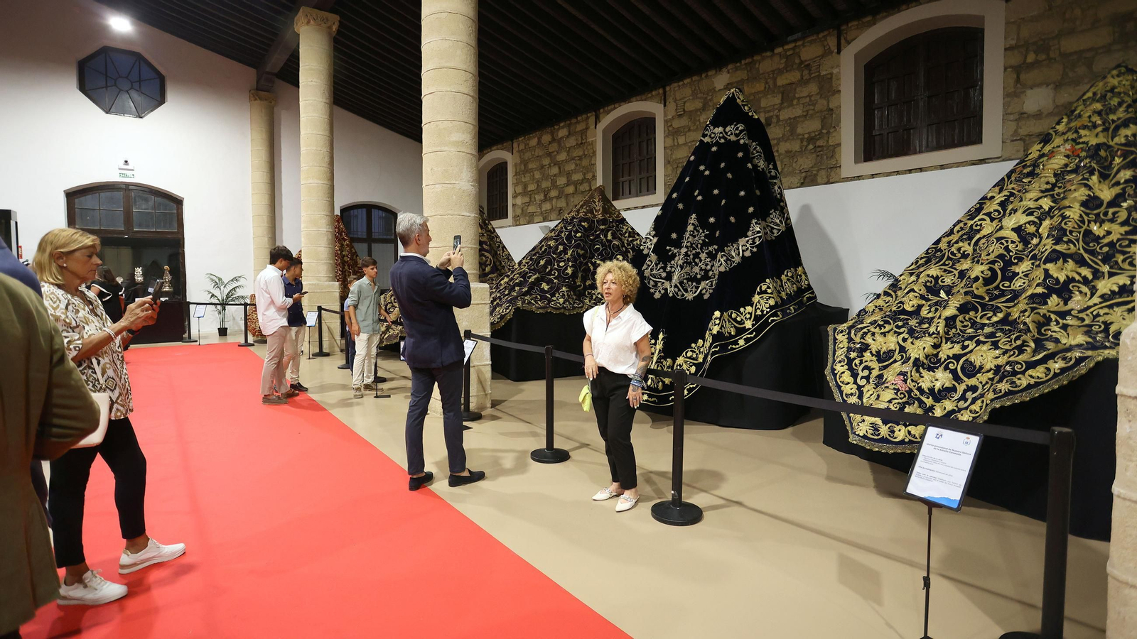 Inauguración de la exposición de mantos de vírgenes dentro de los actos de la Magna Mariana