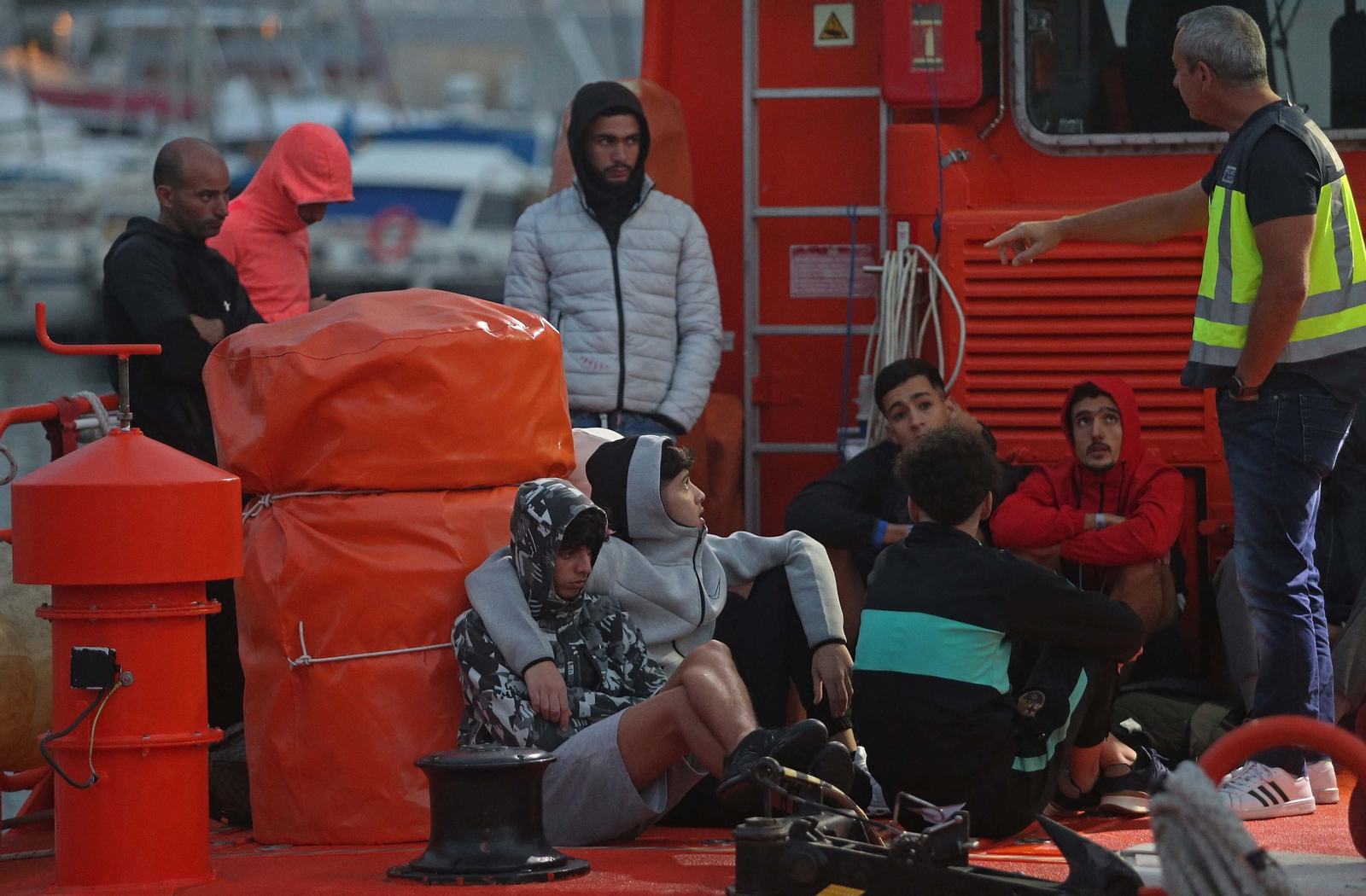 Imágenes de los 10 migrantes rescatados por Salvamento Marítimo en Algeciras