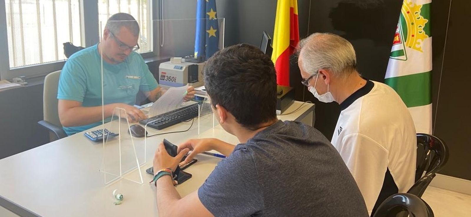 Dos socios sacan su carné de la próxima temporada.