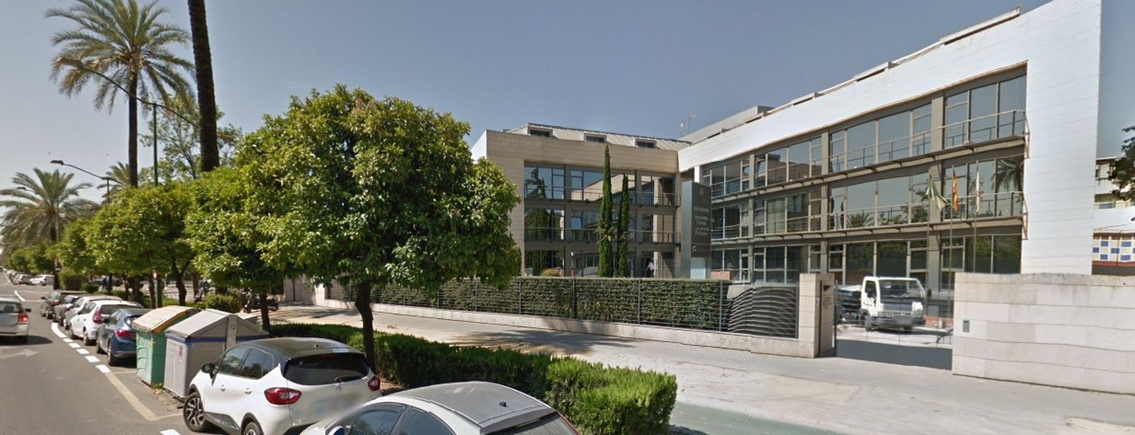 El Colegio de Aparejadores de Sevilla, en la avenida de la Palmera.