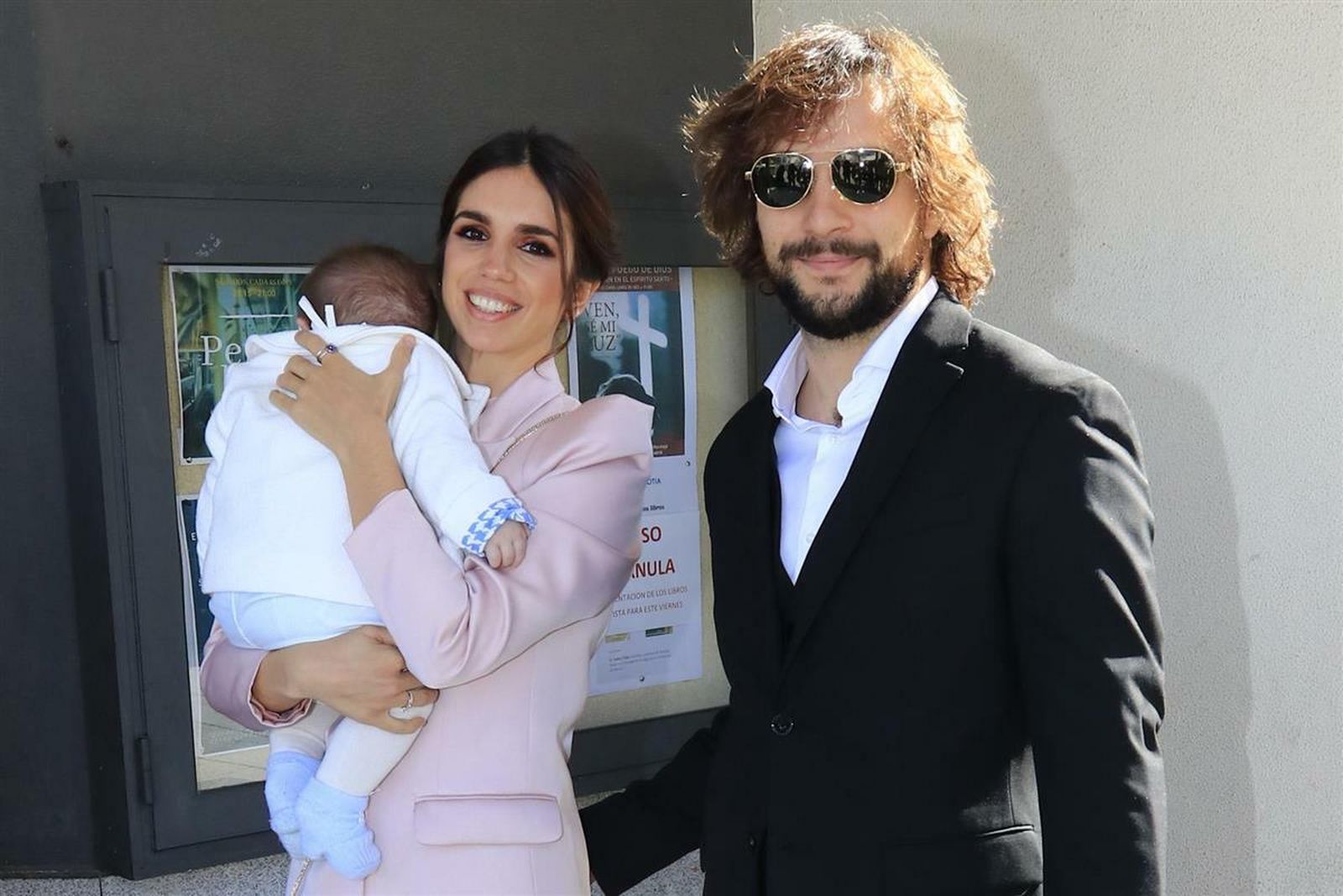 Elena Furiase y Gonzalo Sierra, con su hijo, antes del bautizo.