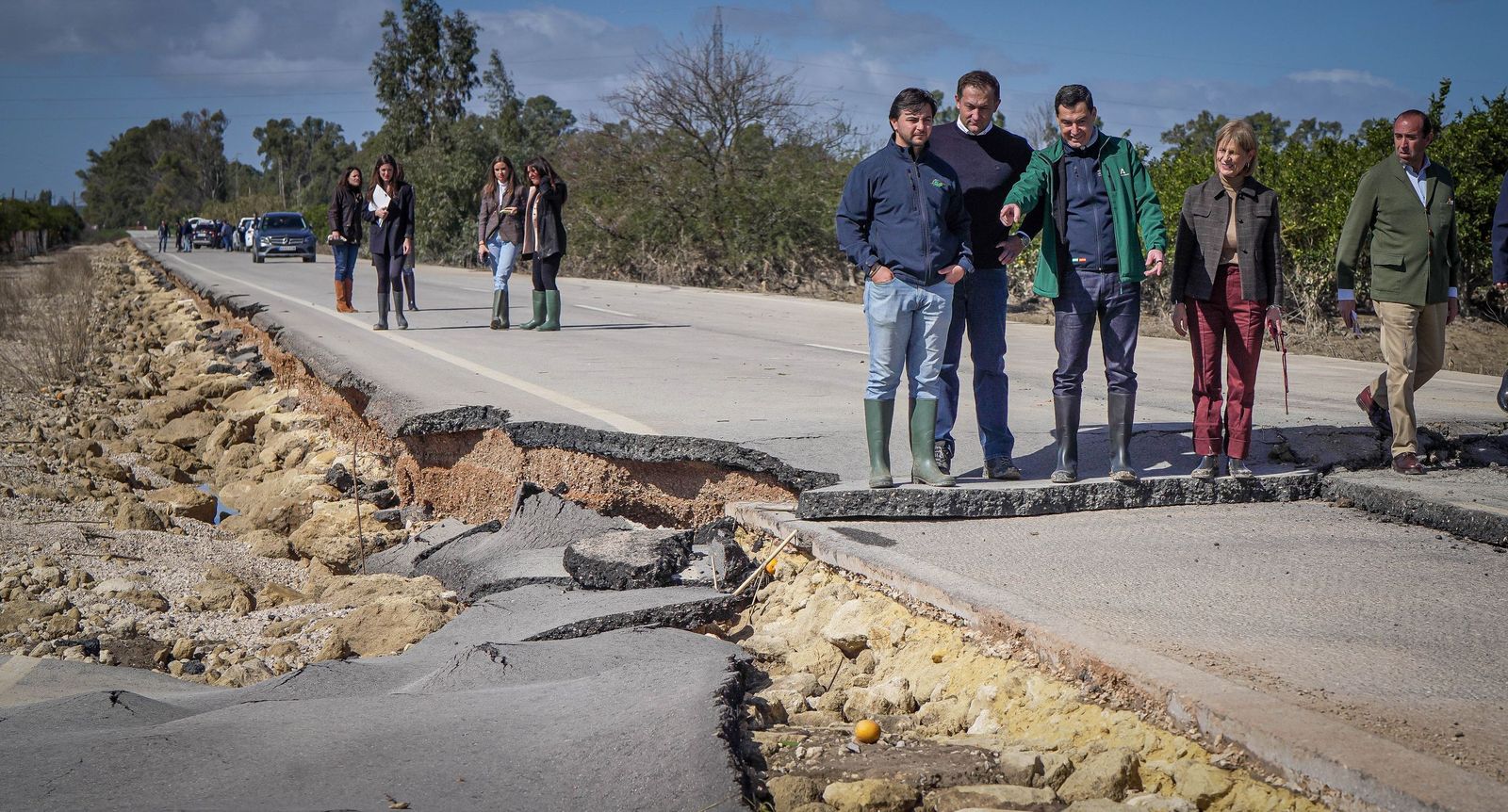 Imágenes de la visita de Juanma Moreno y el comisario europeo de Agricultura a los campos afectados por el temporal en Jerez