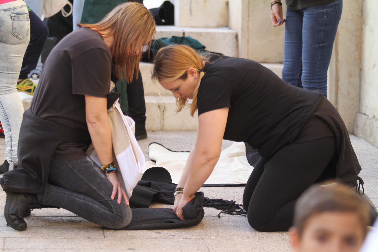 El ensayo de la cuadrilla de mujeres de la Hermandad del Santo Entierro, en imágenes