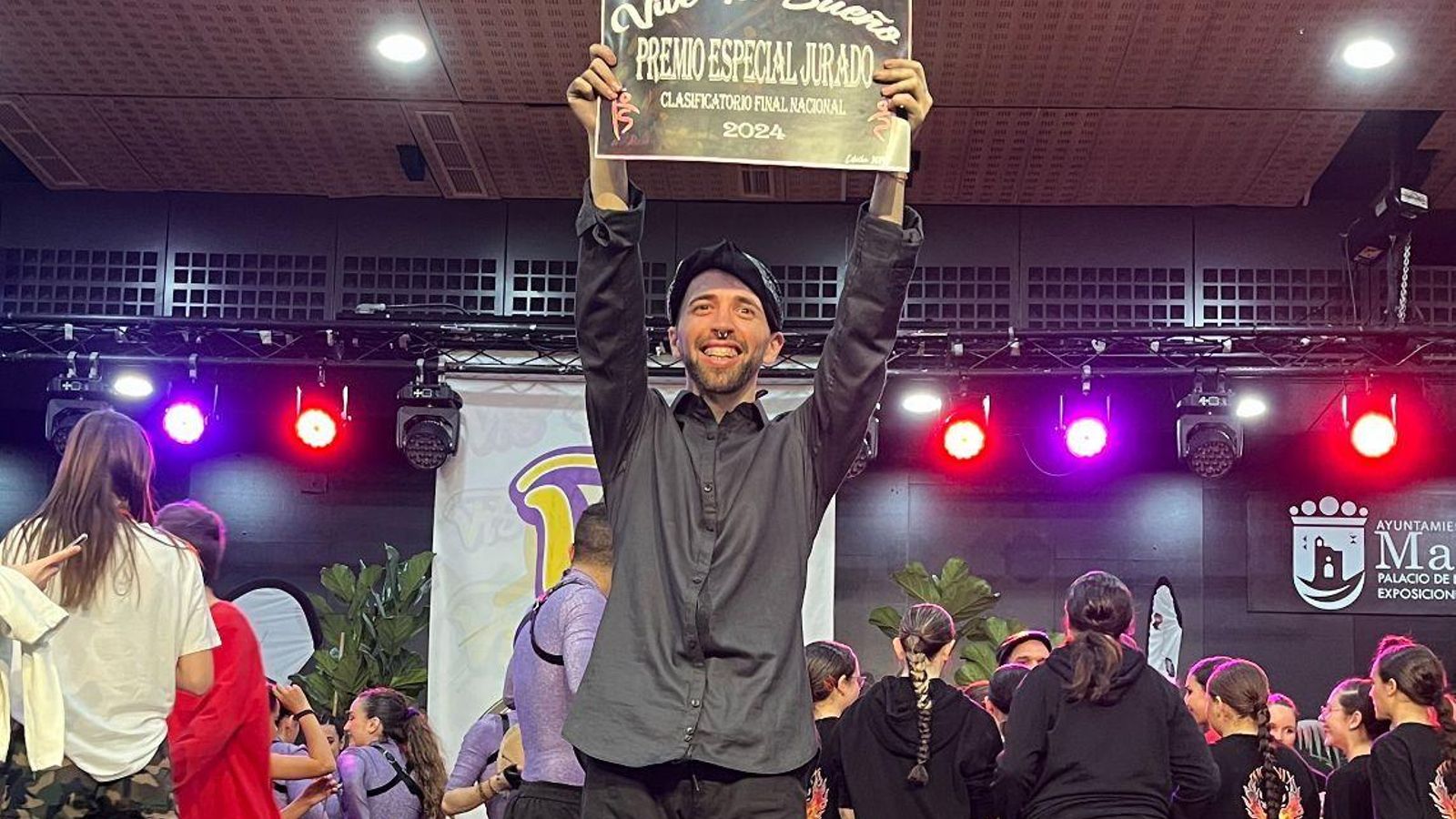 Fran Pareja sosteniendo el diploma que le otorga el título de campeón de danza urbana en el campeonato de Andalucía