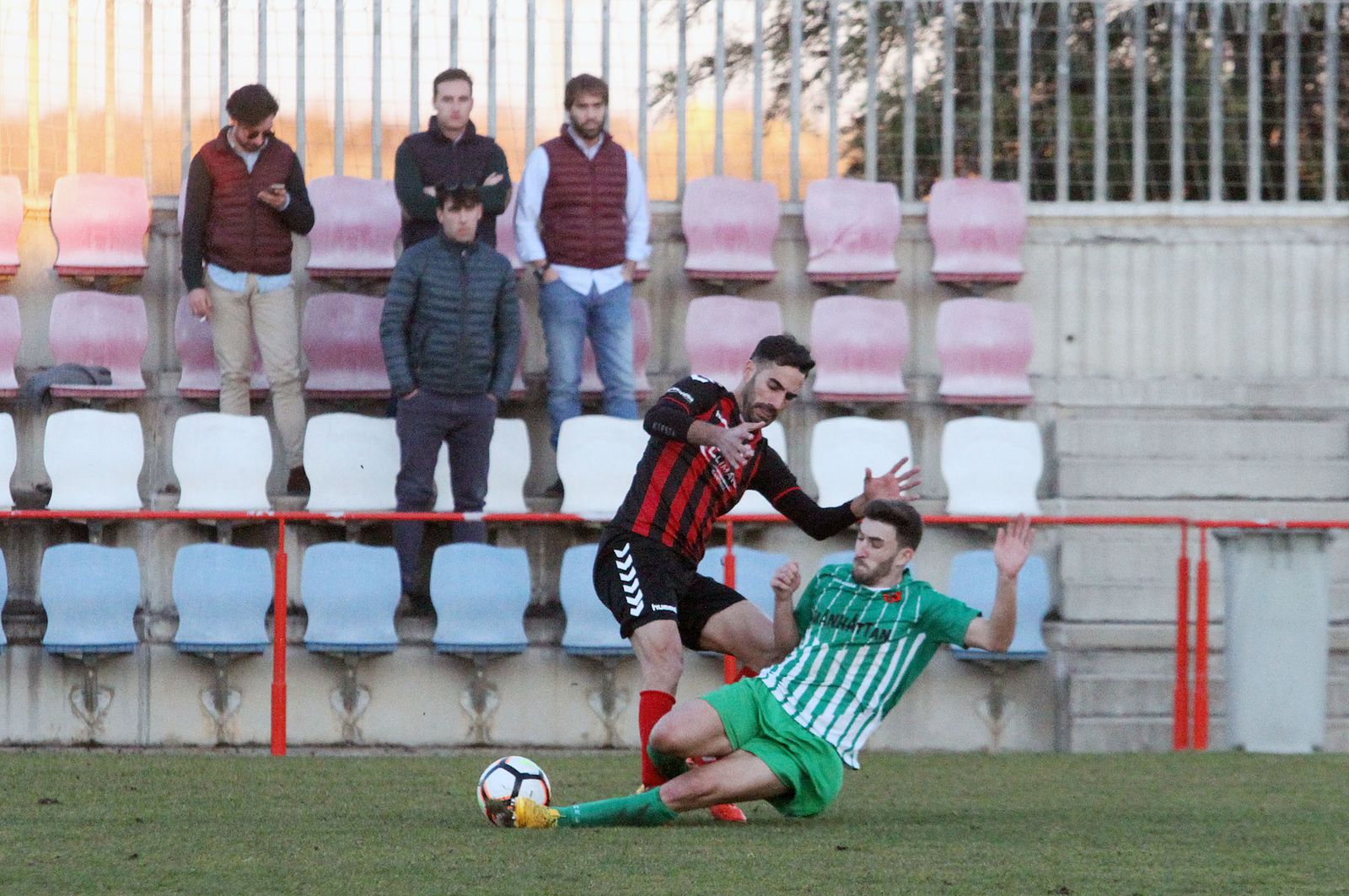 Paco Caraballo rebaña un balón un balón al jugador local Francis Ruiz.