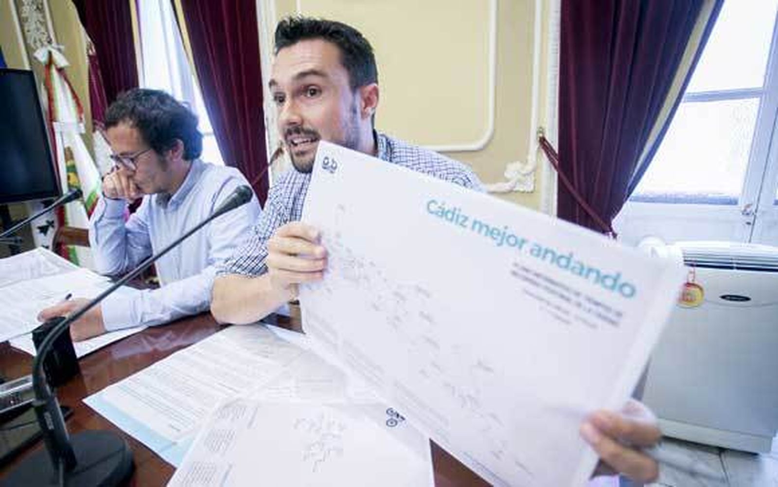 Martín Vila muestra unos planos de la inciativa Cádiz, mejor andando.