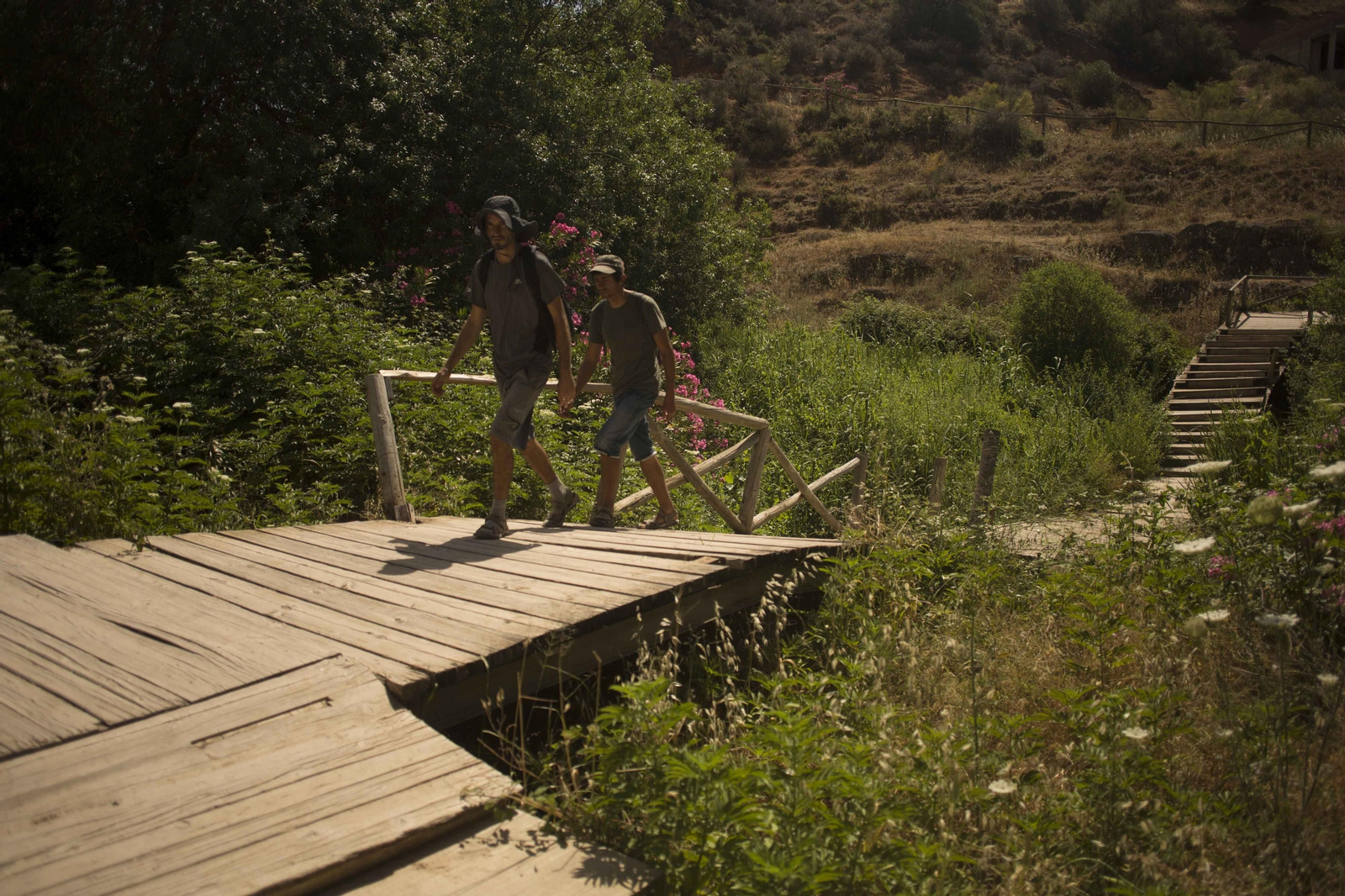 Puente de acceso a la Cueva del Gato derrumbado sobre el cauce del río Guadiaro.