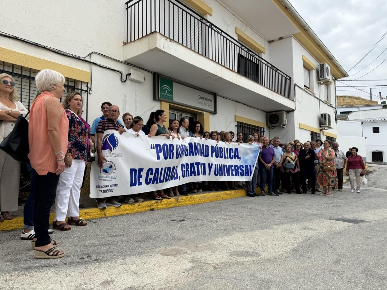 ConcentraCIÓN en Cuevas del Campo contra el “abandono sanitario” ConcentraCIÓN en Cuevas del Campo contra el “abandono sanitario”