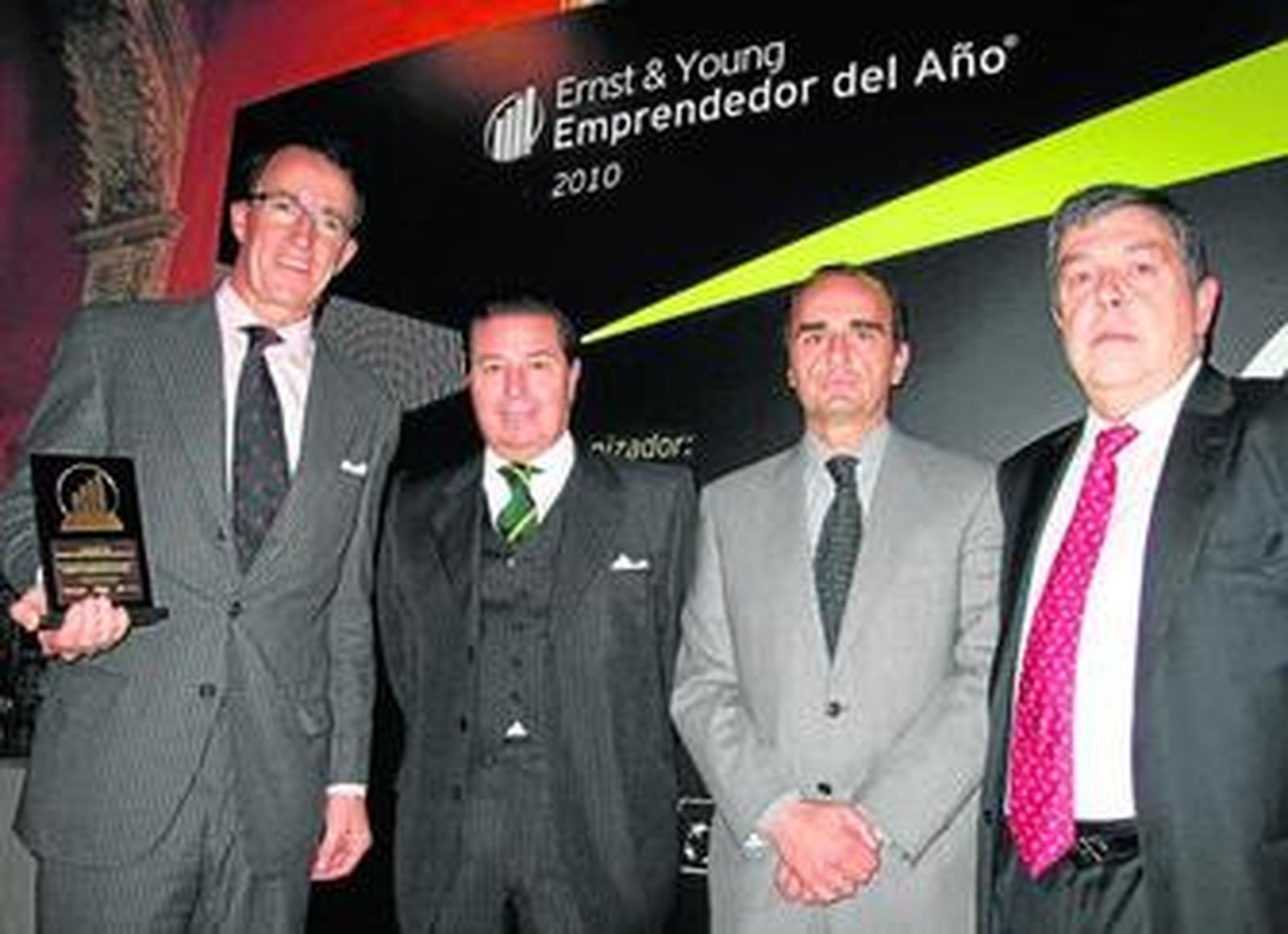 Eduardo Díez (Ernst & Young), Juan Martínez-Barea, secretario general de Innovación, y Luis Miguel Martín Rubio de Ernst & Young.