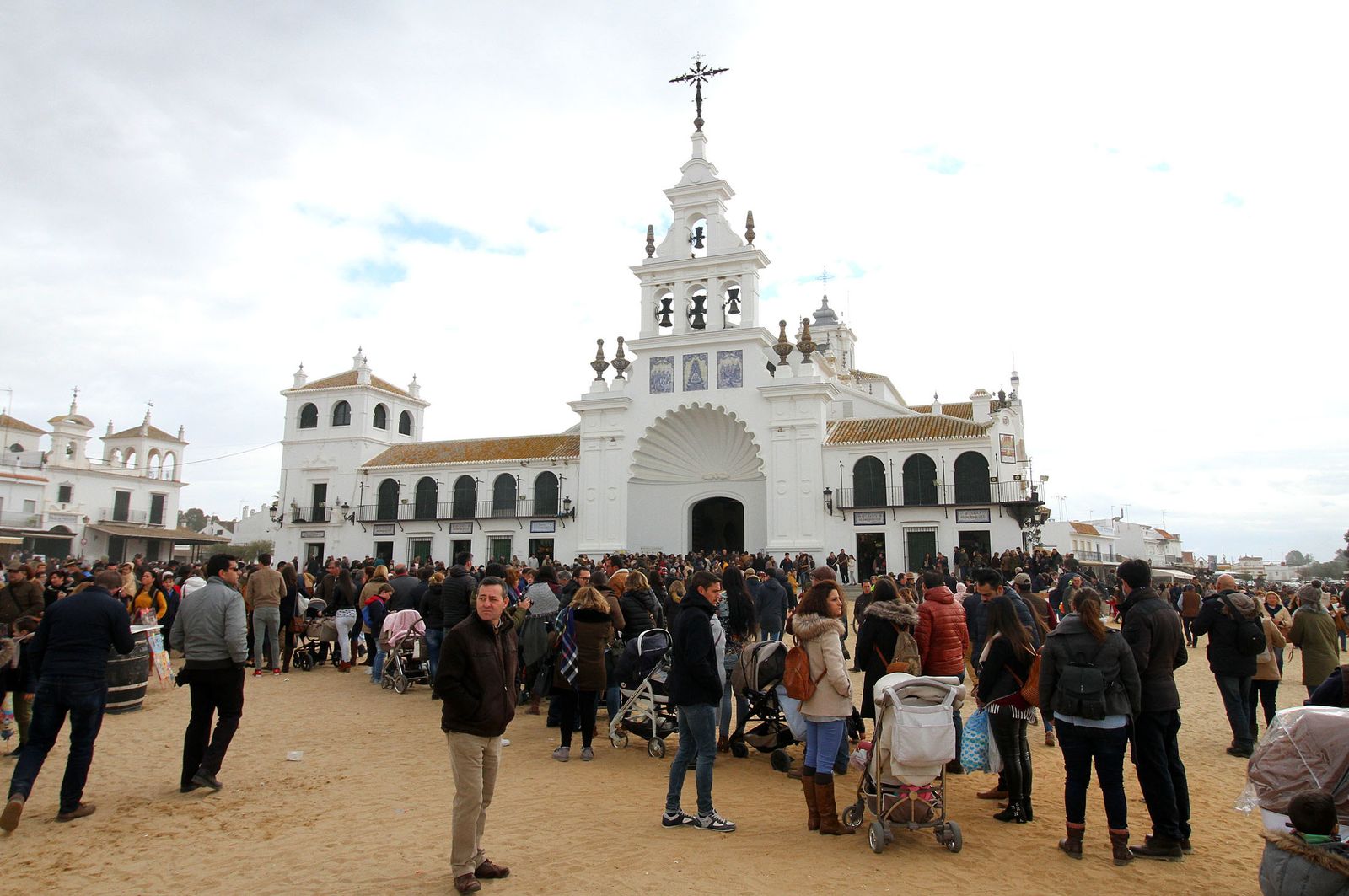 El Rocío celebra La Candelaria con la presentación de los niños a la Virgen, en imágenes