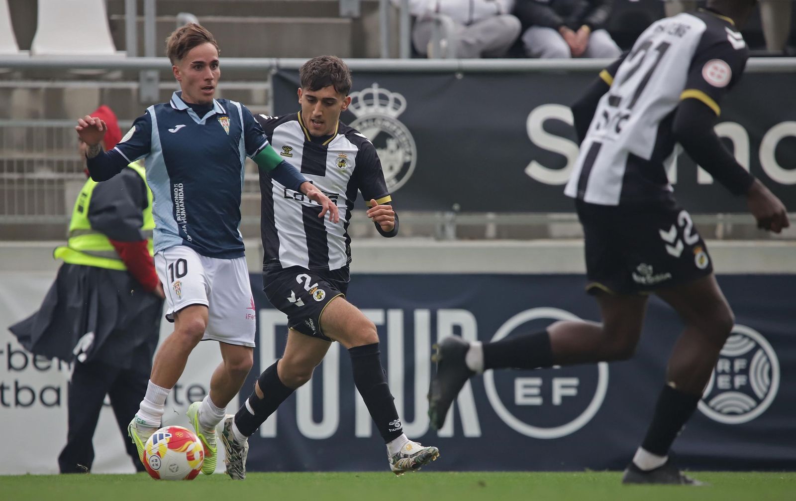 Mario Peregrina conduce el balón ante la presión de Chey.