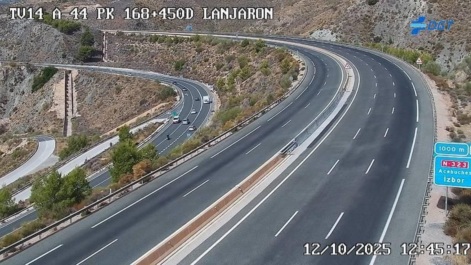 A44 en Ízbor, con los coches por la N323.