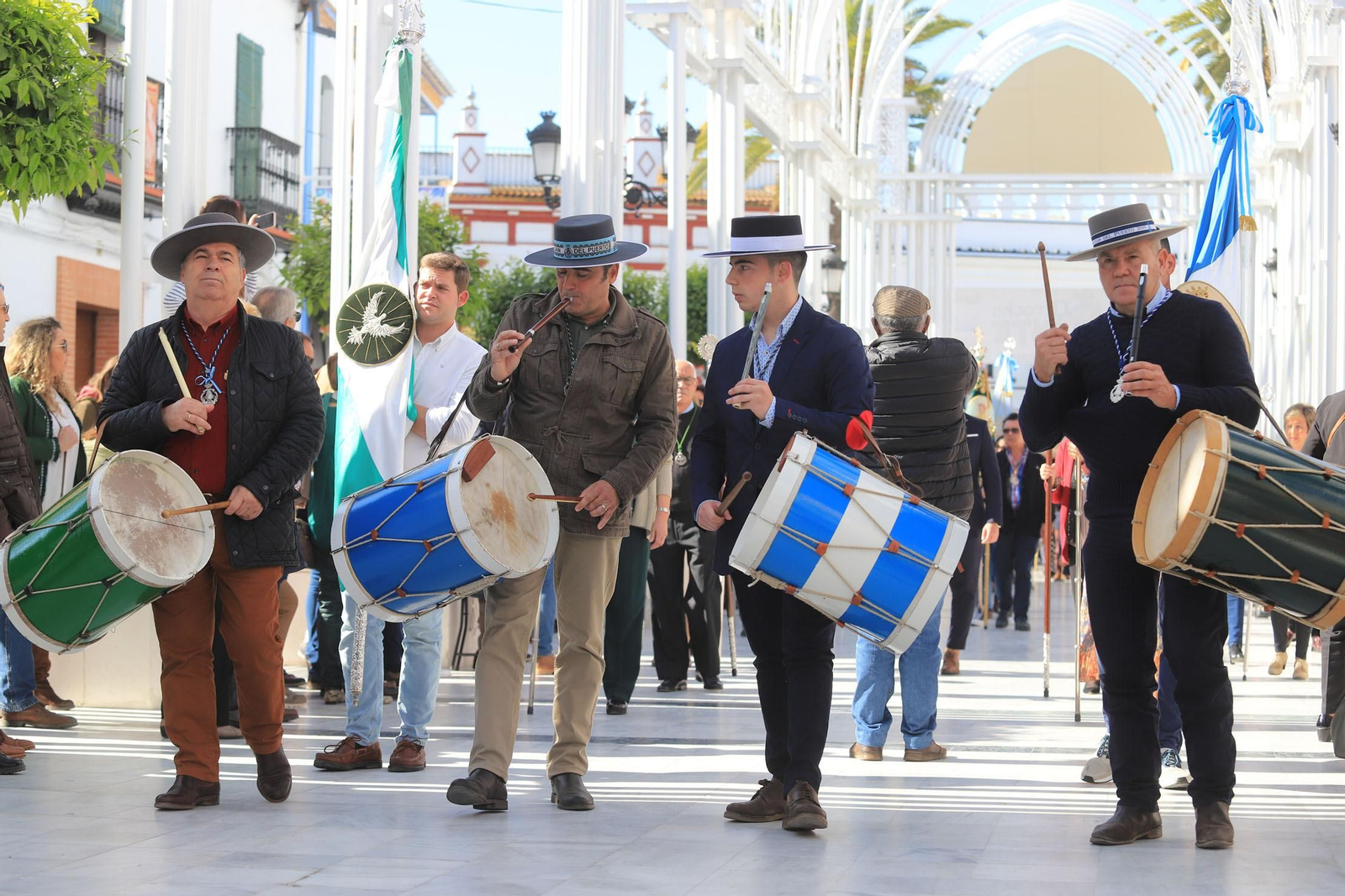 Imágenes de la llegada de la peregrinación de Emigrantes a Almonte acompañando a la Hermandad de San Juan del Puerto